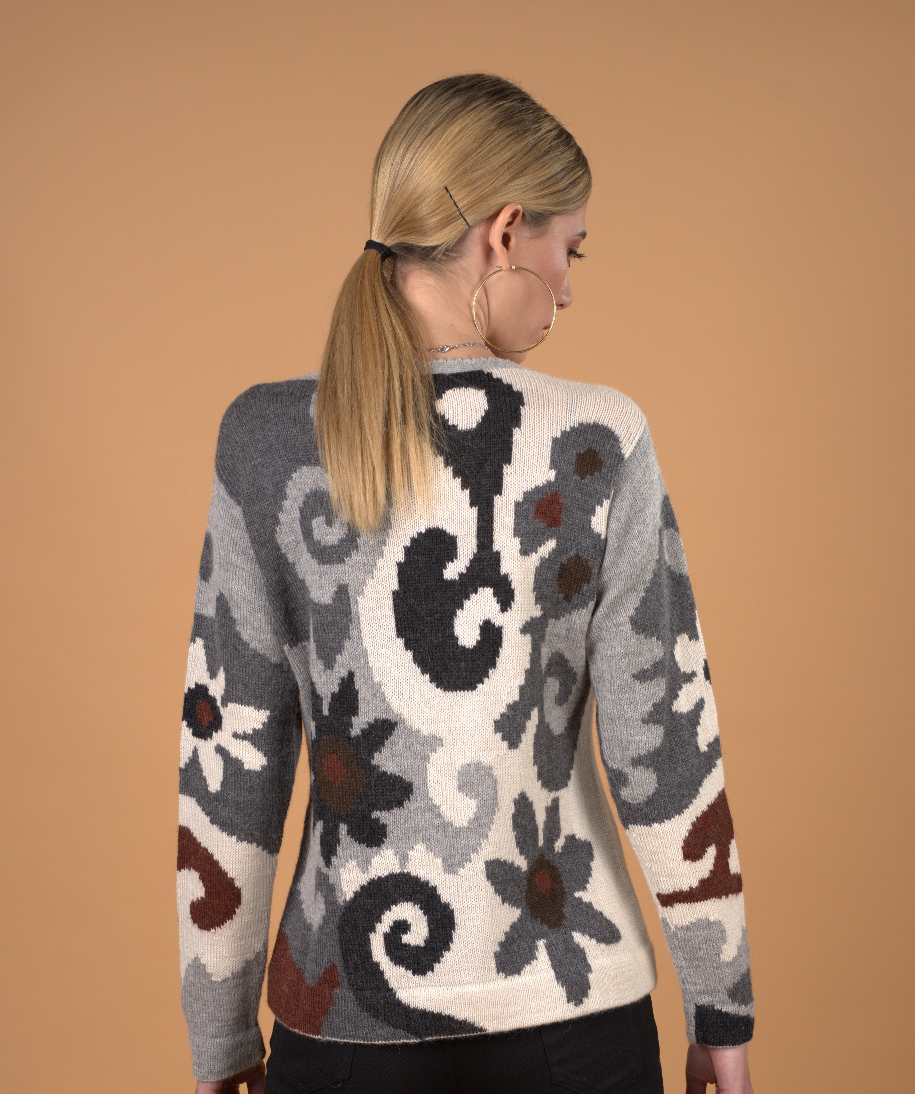 Elegant alpaca sweater for women made with 100% Baby Alpaca fiber from Peru
