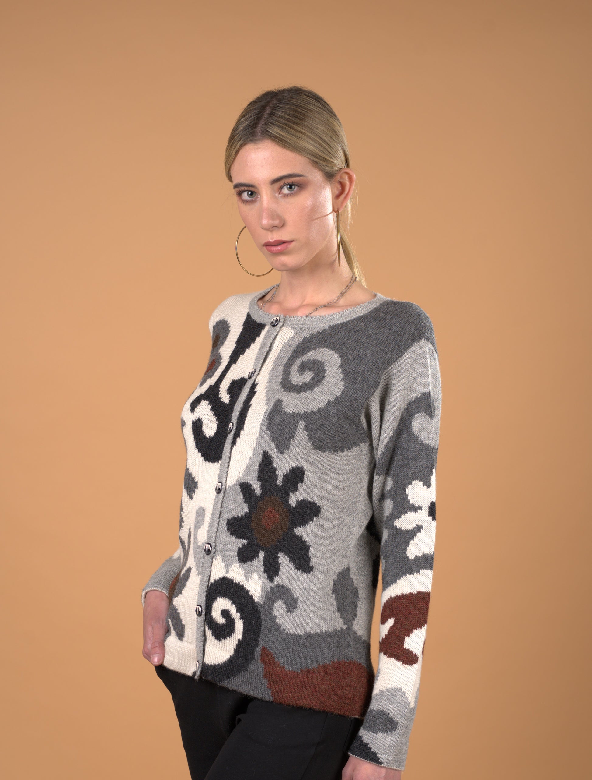 Elegant alpaca sweater for women made with 100% Baby Alpaca fiber from Peru