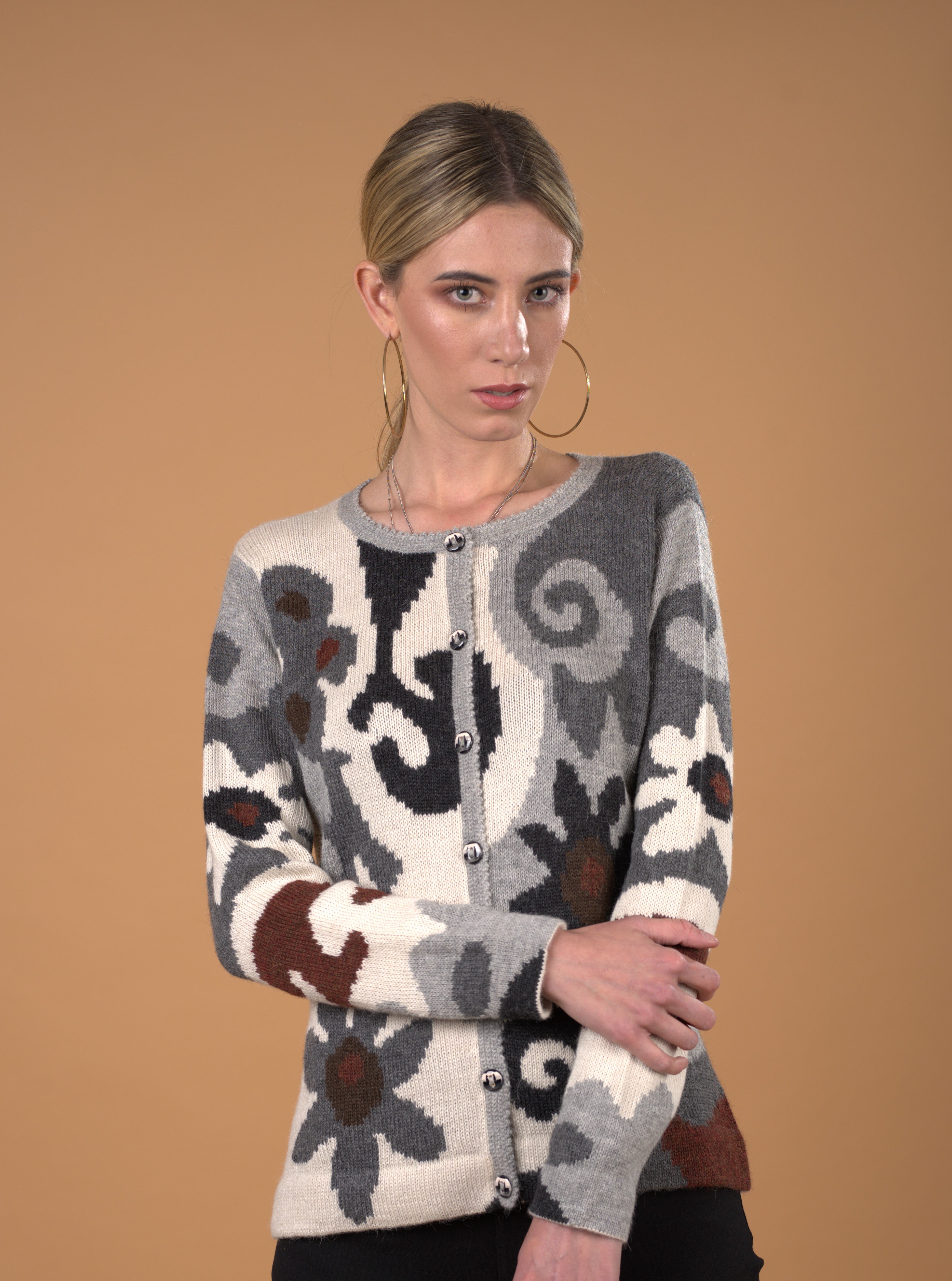 Elegant alpaca sweater for women made with 100% Baby Alpaca fiber from Peru