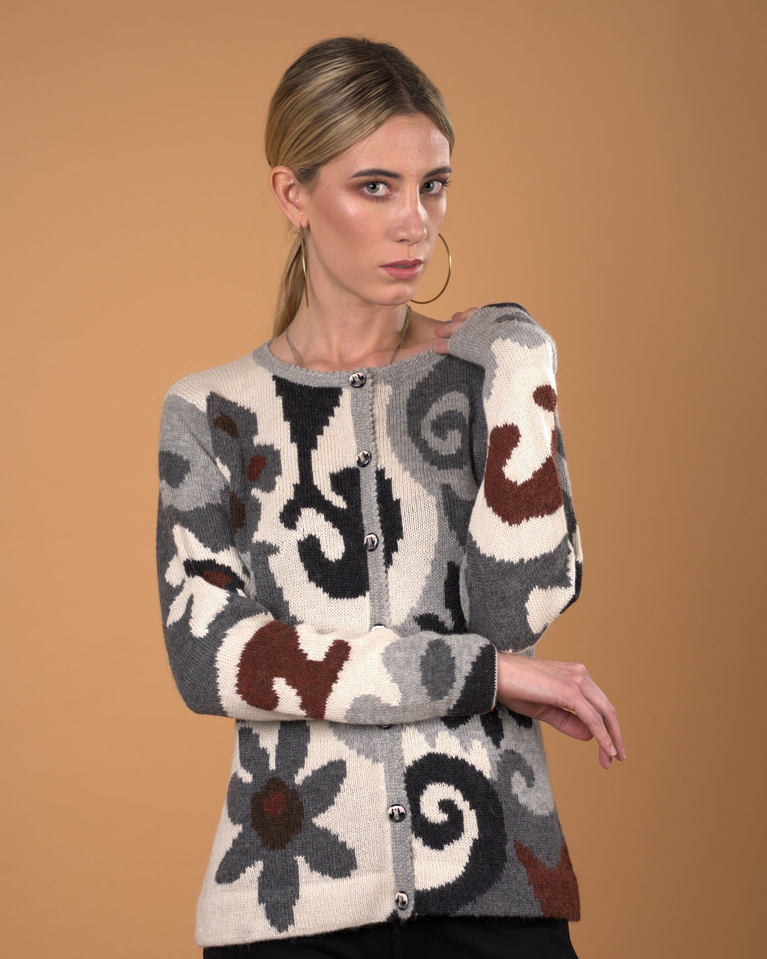 Elegant alpaca sweater for women made with 100% Baby Alpaca fiber from Peru