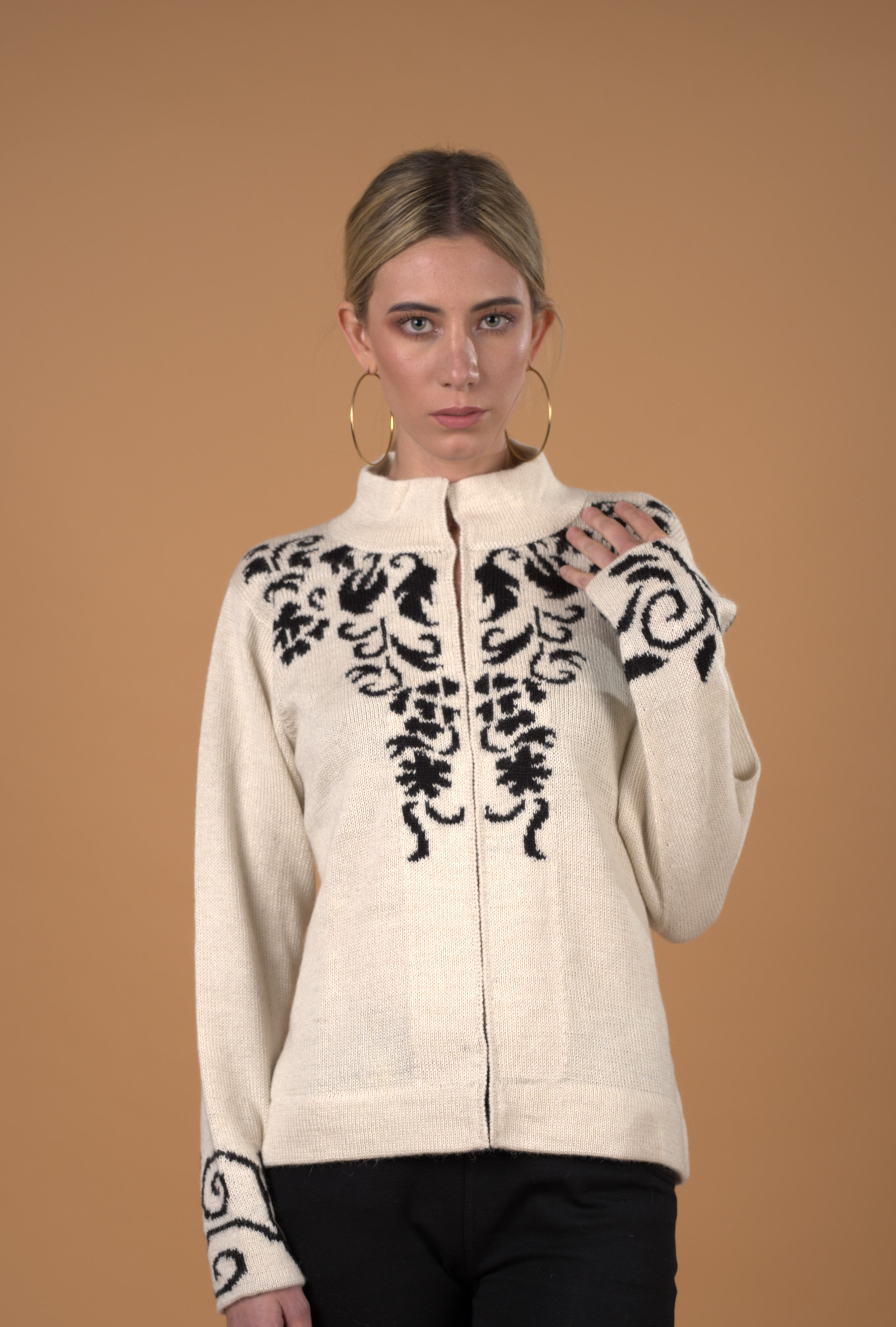 Elegant alpaca sweater for women made with 100% Baby Alpaca fiber from Peru