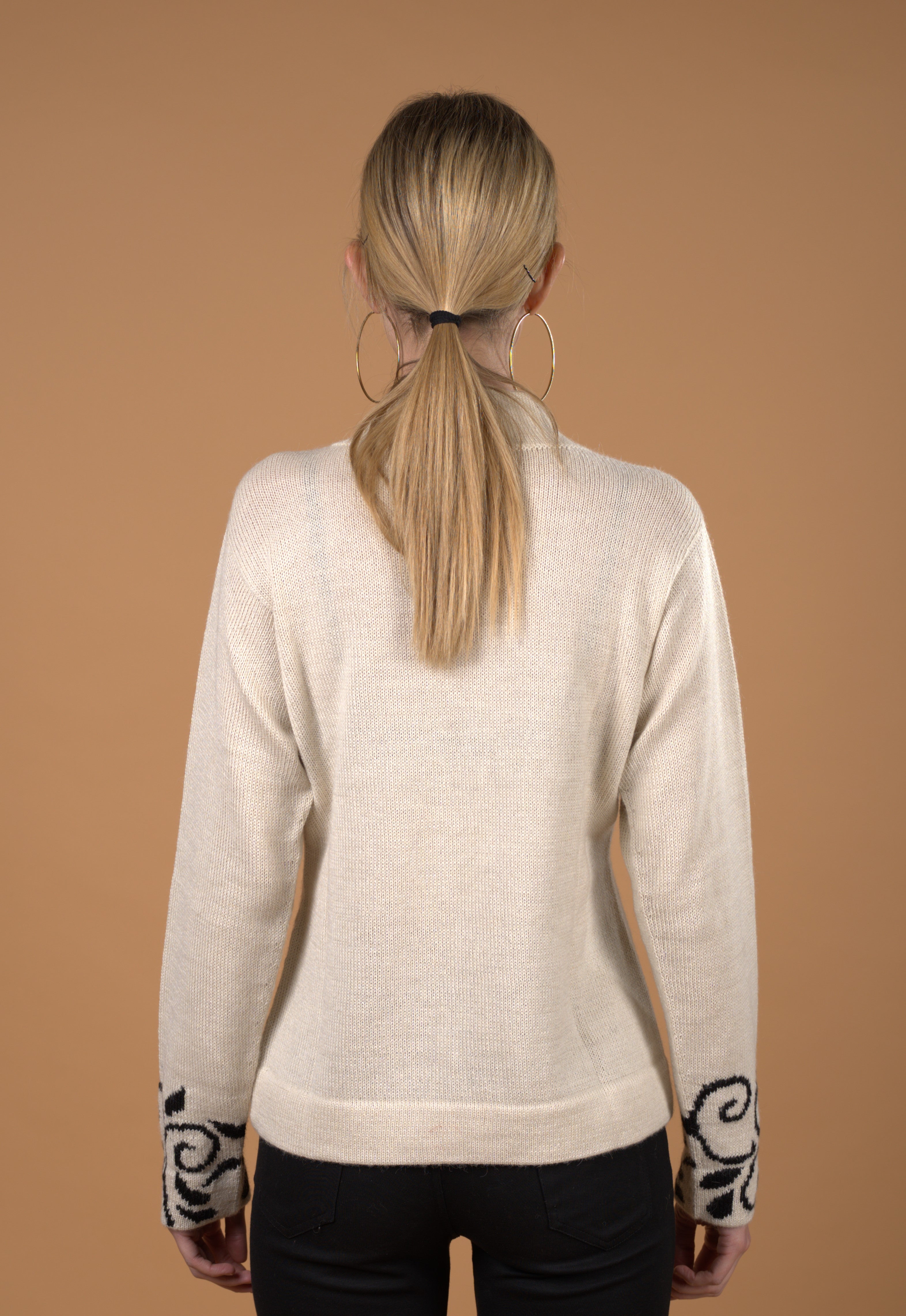 Elegant alpaca sweater for women made with 100% Baby Alpaca fiber from Peru