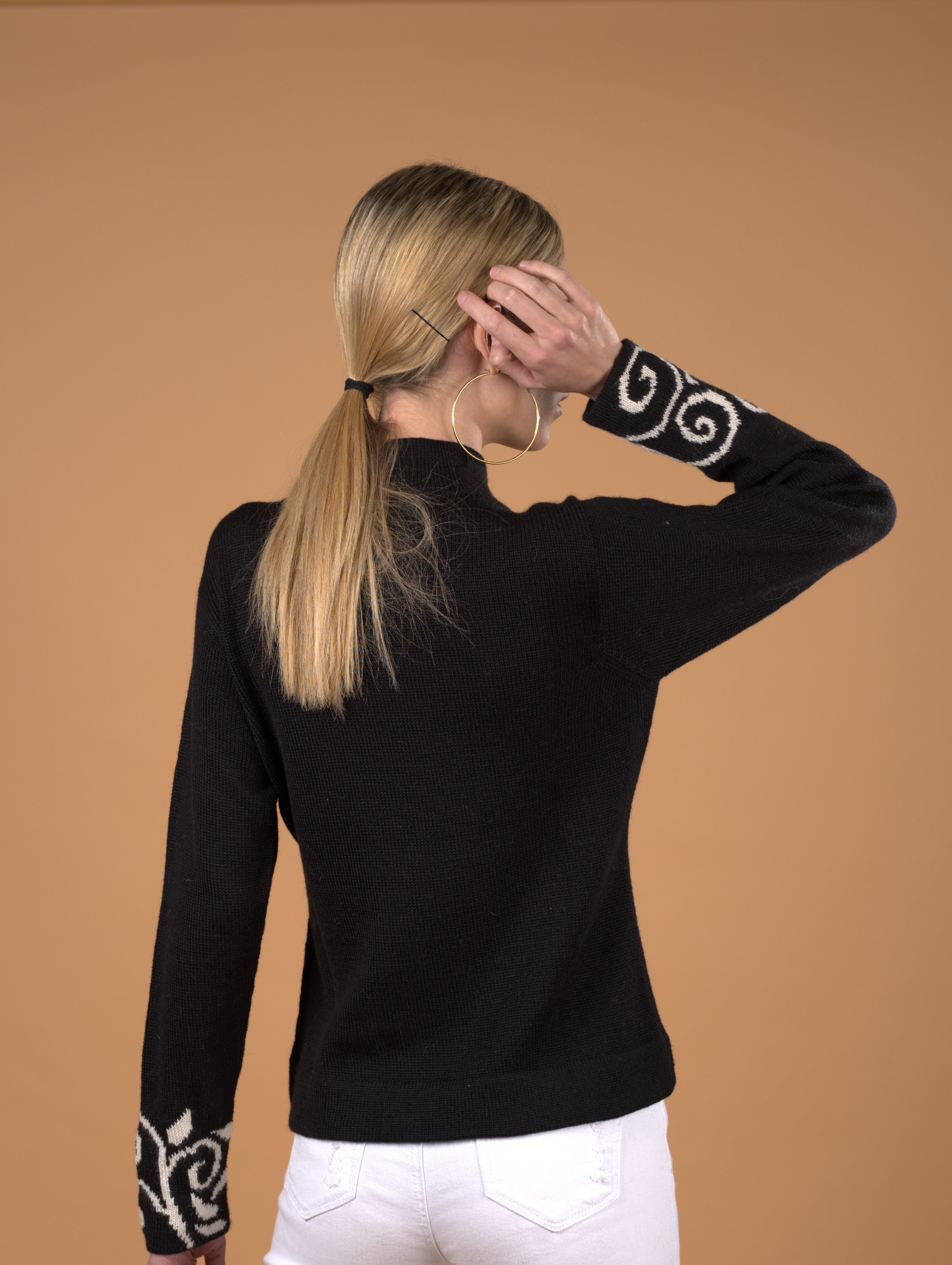 Elegant alpaca sweater for women made with 100% Baby Alpaca fiber from Peru