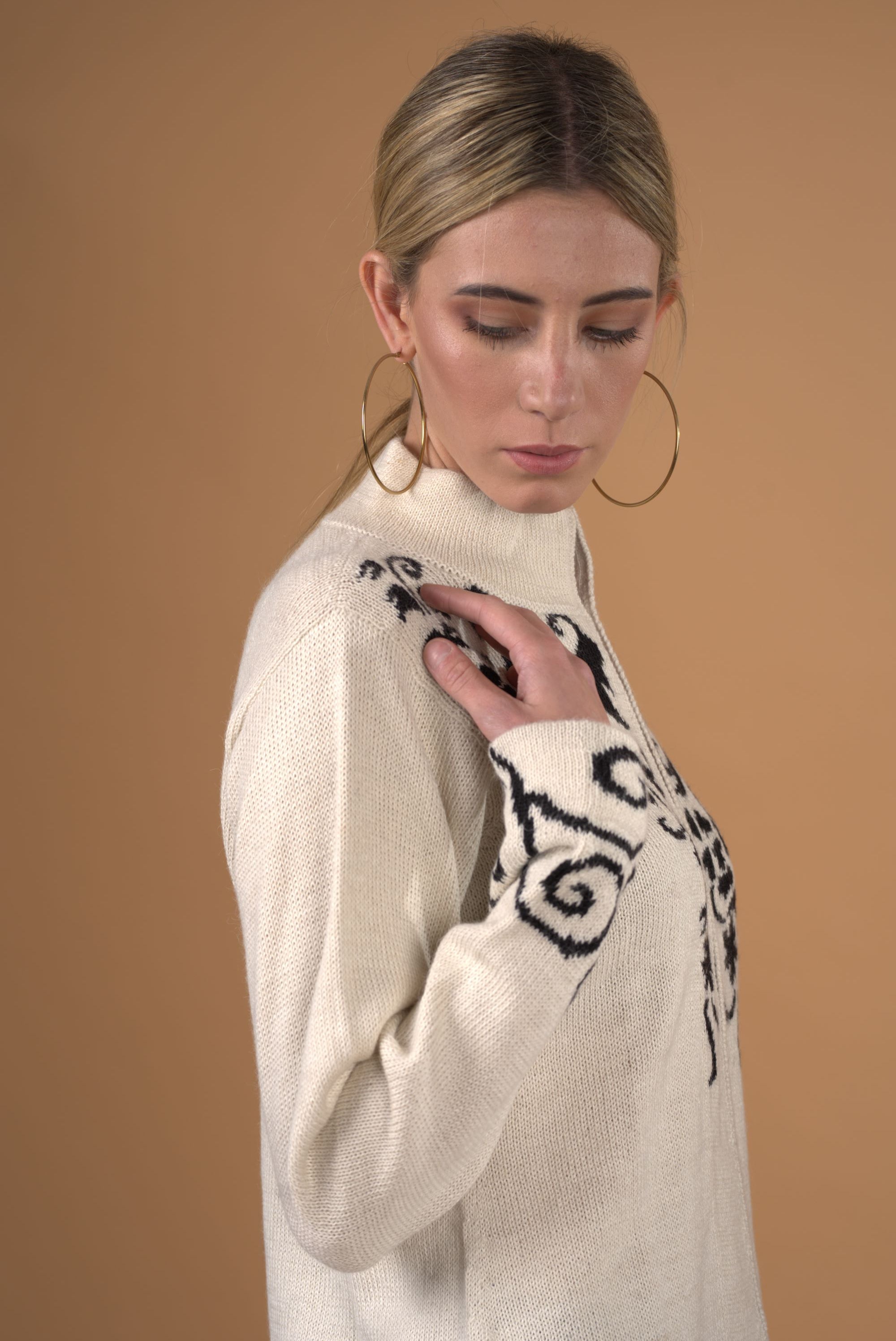 Elegant alpaca sweater for women made with 100% Baby Alpaca fiber from Peru